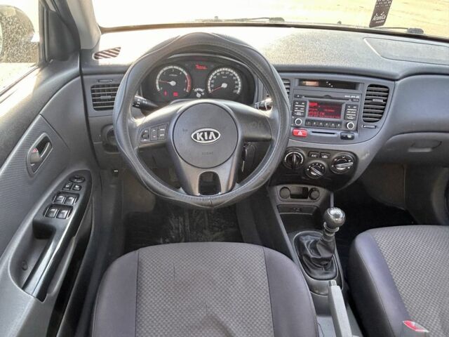 Сірий Кіа Ріо, об'ємом двигуна 1.5 л та пробігом 160 тис. км за 5800 $, фото 15 на Automoto.ua