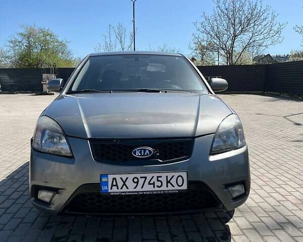 Серый Киа Рио, объемом двигателя 1.4 л и пробегом 152 тыс. км за 4500 $, фото 2 на Automoto.ua