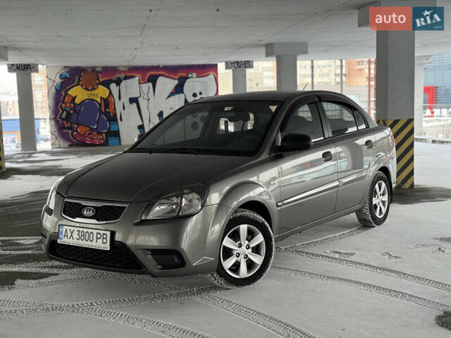Серый Киа Рио, объемом двигателя 1.4 л и пробегом 99 тыс. км за 5500 $, фото 1 на Automoto.ua