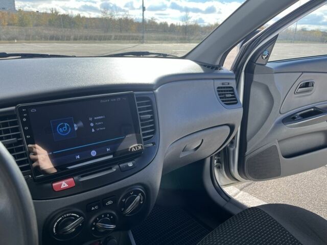 Сірий Кіа Ріо, об'ємом двигуна 1.4 л та пробігом 219 тис. км за 4500 $, фото 19 на Automoto.ua