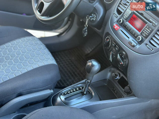 Серый Киа Рио, объемом двигателя 1.4 л и пробегом 227 тыс. км за 6750 $, фото 68 на Automoto.ua