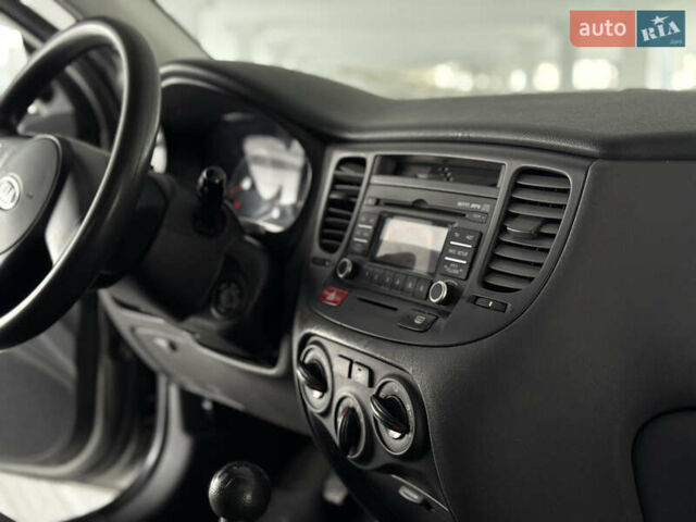 Серый Киа Рио, объемом двигателя 1.4 л и пробегом 99 тыс. км за 5500 $, фото 16 на Automoto.ua