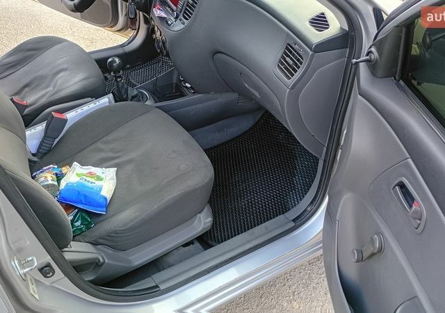 Серый Киа Рио, объемом двигателя 1.4 л и пробегом 301 тыс. км за 3700 $, фото 10 на Automoto.ua