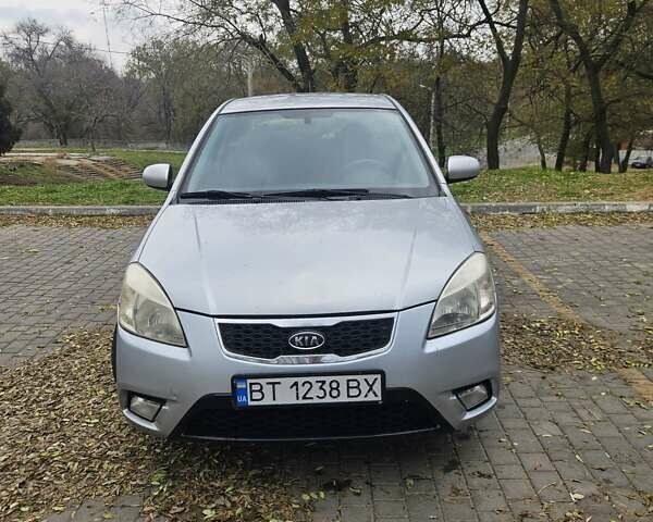 Сірий Кіа Ріо, об'ємом двигуна 1.34 л та пробігом 330 тис. км за 4200 $, фото 1 на Automoto.ua