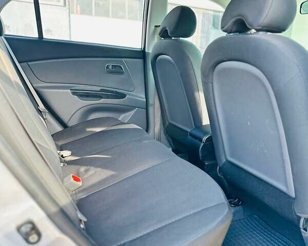 Серый Киа Рио, объемом двигателя 1.4 л и пробегом 140 тыс. км за 5800 $, фото 35 на Automoto.ua