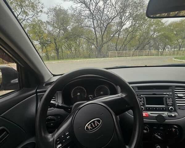 Сірий Кіа Ріо, об'ємом двигуна 1.34 л та пробігом 330 тис. км за 4200 $, фото 11 на Automoto.ua