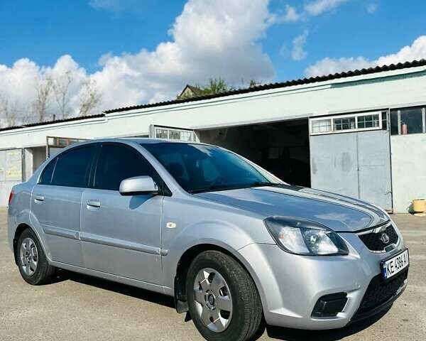 Серый Киа Рио, объемом двигателя 1.4 л и пробегом 140 тыс. км за 5800 $, фото 4 на Automoto.ua