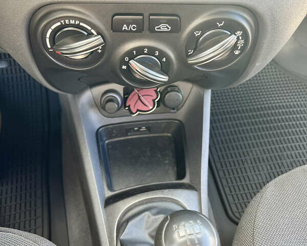 Серый Киа Рио, объемом двигателя 1.4 л и пробегом 219 тыс. км за 4500 $, фото 37 на Automoto.ua