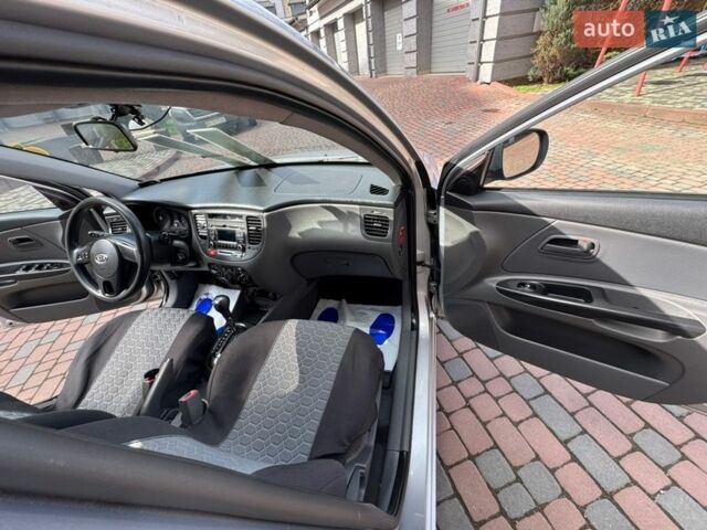 Серый Киа Рио, объемом двигателя 1.4 л и пробегом 227 тыс. км за 6750 $, фото 46 на Automoto.ua