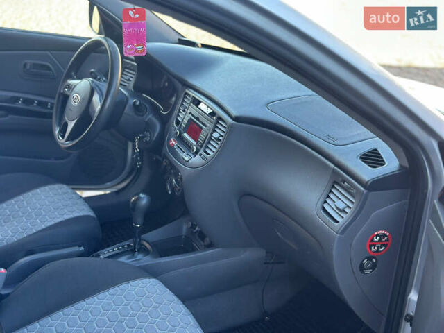 Серый Киа Рио, объемом двигателя 1.4 л и пробегом 227 тыс. км за 6750 $, фото 63 на Automoto.ua