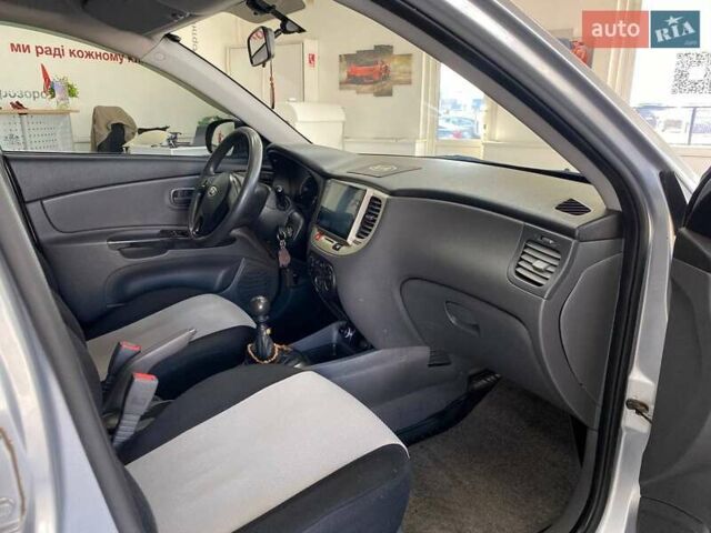 Серый Киа Рио, объемом двигателя 1.4 л и пробегом 98 тыс. км за 5990 $, фото 26 на Automoto.ua