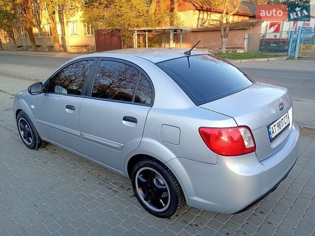 Серый Киа Рио, объемом двигателя 1.4 л и пробегом 301 тыс. км за 3700 $, фото 1 на Automoto.ua