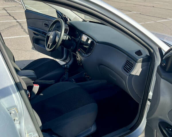 Серый Киа Рио, объемом двигателя 1.4 л и пробегом 219 тыс. км за 4500 $, фото 29 на Automoto.ua