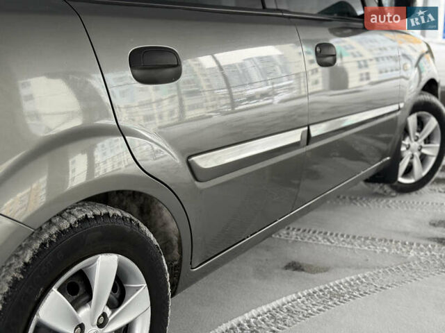 Серый Киа Рио, объемом двигателя 1.4 л и пробегом 99 тыс. км за 5500 $, фото 10 на Automoto.ua