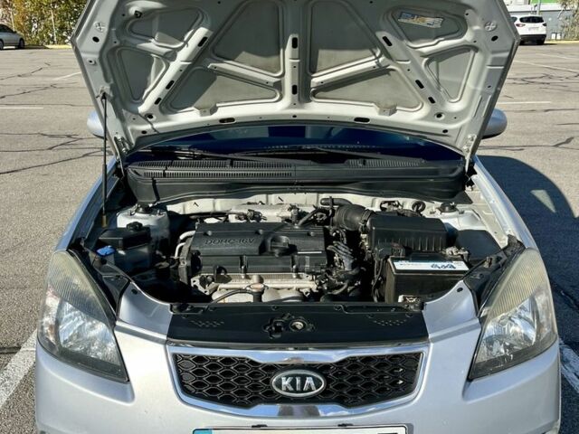 Сірий Кіа Ріо, об'ємом двигуна 1.4 л та пробігом 219 тис. км за 4500 $, фото 10 на Automoto.ua