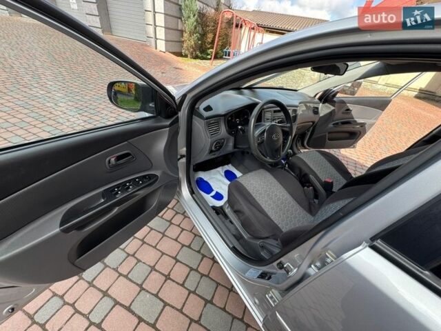 Серый Киа Рио, объемом двигателя 1.4 л и пробегом 227 тыс. км за 6750 $, фото 72 на Automoto.ua