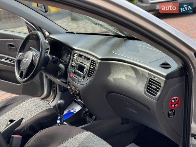 Серый Киа Рио, объемом двигателя 1.4 л и пробегом 227 тыс. км за 6750 $, фото 51 на Automoto.ua
