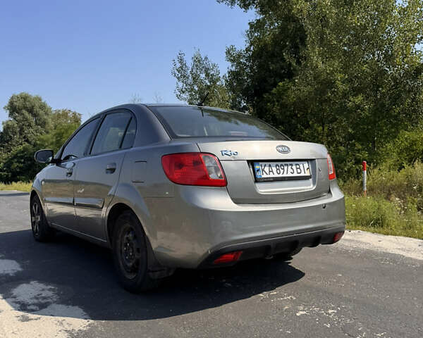 Серый Киа Рио, объемом двигателя 1.4 л и пробегом 277 тыс. км за 3999 $, фото 3 на Automoto.ua