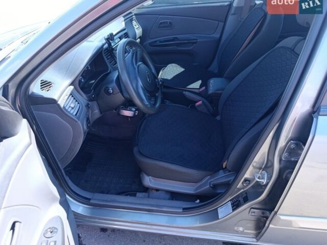 Серый Киа Рио, объемом двигателя 1.4 л и пробегом 337 тыс. км за 4700 $, фото 5 на Automoto.ua