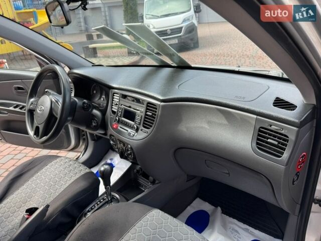 Серый Киа Рио, объемом двигателя 1.4 л и пробегом 227 тыс. км за 6750 $, фото 59 на Automoto.ua