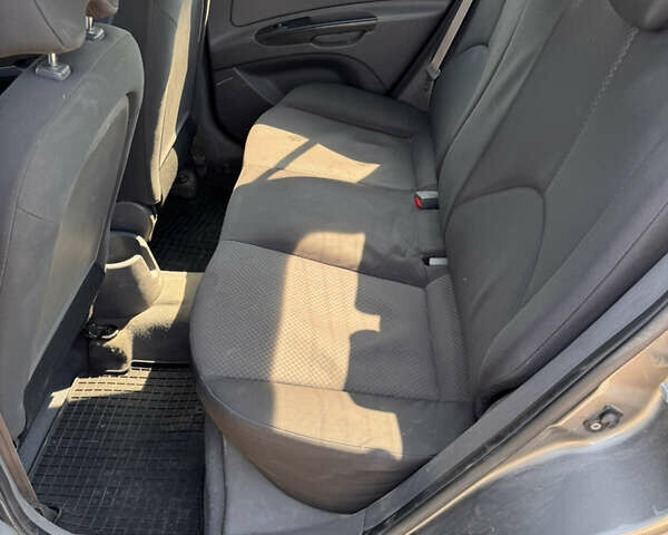 Серый Киа Рио, объемом двигателя 1.4 л и пробегом 277 тыс. км за 3999 $, фото 4 на Automoto.ua