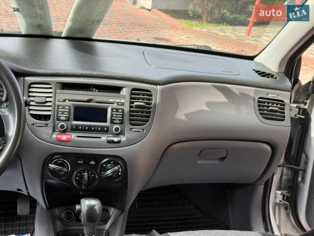 Серый Киа Рио, объемом двигателя 1.4 л и пробегом 227 тыс. км за 6850 $, фото 65 на Automoto.ua