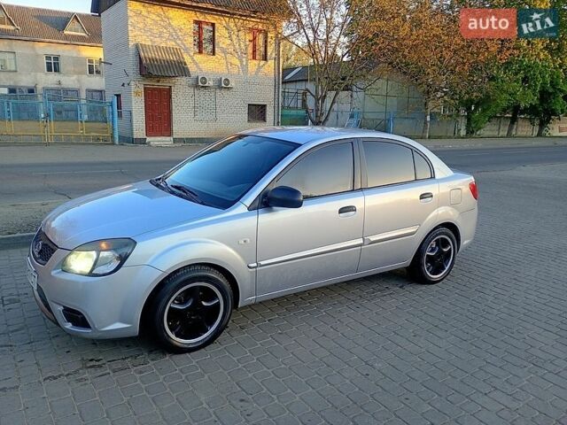 Серый Киа Рио, объемом двигателя 1.4 л и пробегом 301 тыс. км за 3700 $, фото 3 на Automoto.ua