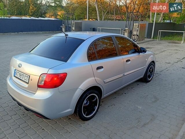 Серый Киа Рио, объемом двигателя 1.4 л и пробегом 301 тыс. км за 3700 $, фото 4 на Automoto.ua