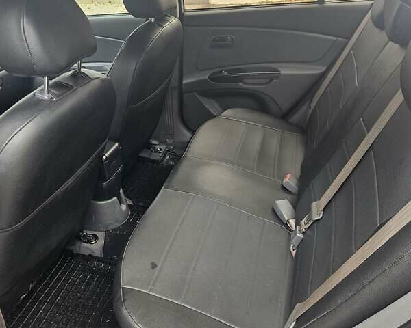 Сірий Кіа Ріо, об'ємом двигуна 1.34 л та пробігом 330 тис. км за 4200 $, фото 10 на Automoto.ua