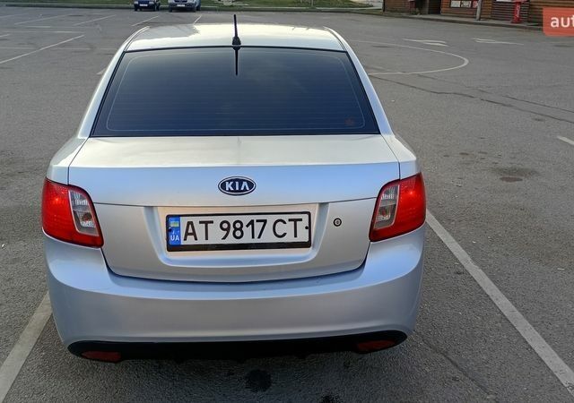 Серый Киа Рио, объемом двигателя 1.4 л и пробегом 301 тыс. км за 3700 $, фото 7 на Automoto.ua