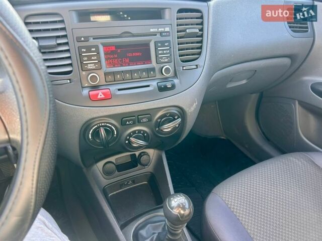 Сірий Кіа Ріо, об'ємом двигуна 1.5 л та пробігом 190 тис. км за 5800 $, фото 17 на Automoto.ua