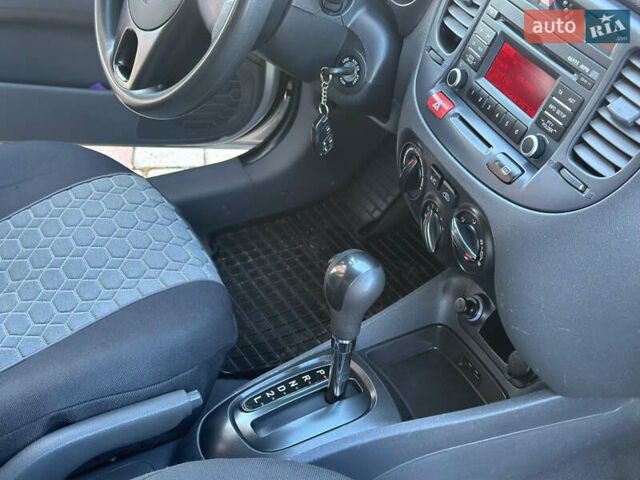 Серый Киа Рио, объемом двигателя 1.4 л и пробегом 227 тыс. км за 6750 $, фото 66 на Automoto.ua