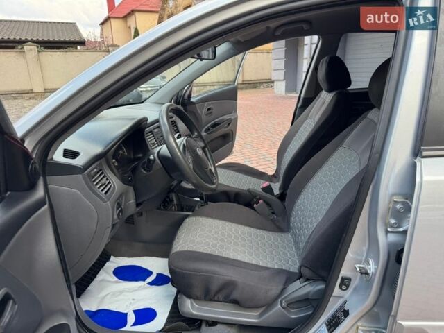 Серый Киа Рио, объемом двигателя 1.4 л и пробегом 227 тыс. км за 6850 $, фото 95 на Automoto.ua