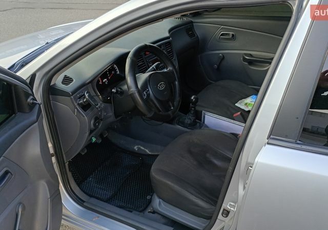 Серый Киа Рио, объемом двигателя 1.4 л и пробегом 301 тыс. км за 3700 $, фото 3 на Automoto.ua