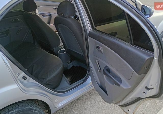 Серый Киа Рио, объемом двигателя 1.4 л и пробегом 301 тыс. км за 3700 $, фото 11 на Automoto.ua