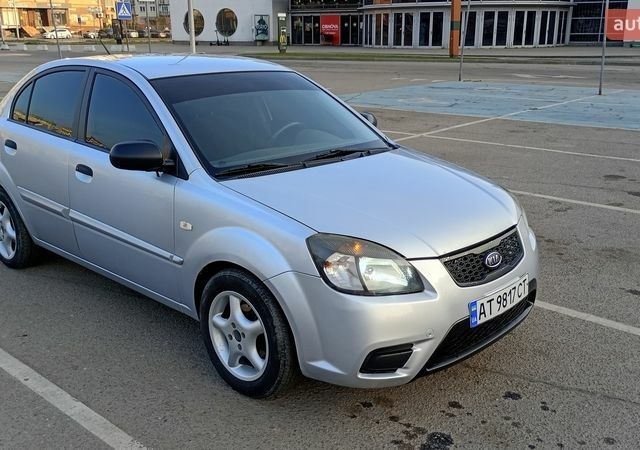 Серый Киа Рио, объемом двигателя 1.4 л и пробегом 301 тыс. км за 3700 $, фото 2 на Automoto.ua