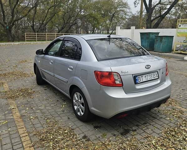 Сірий Кіа Ріо, об'ємом двигуна 1.34 л та пробігом 330 тис. км за 4200 $, фото 4 на Automoto.ua