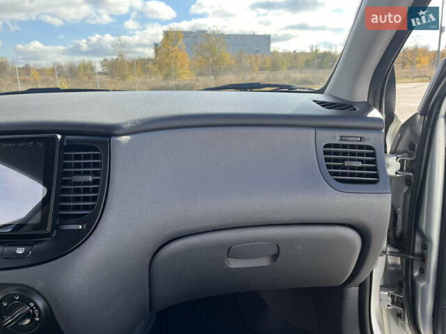 Серый Киа Рио, объемом двигателя 1.4 л и пробегом 219 тыс. км за 4500 $, фото 31 на Automoto.ua
