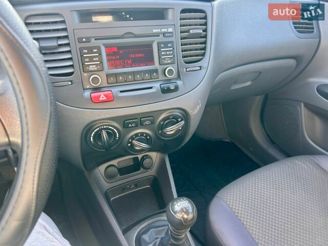Сірий Кіа Ріо, об'ємом двигуна 1.5 л та пробігом 190 тис. км за 5800 $, фото 17 на Automoto.ua