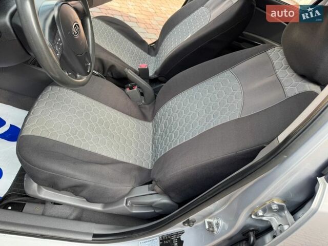 Серый Киа Рио, объемом двигателя 1.4 л и пробегом 227 тыс. км за 6850 $, фото 73 на Automoto.ua
