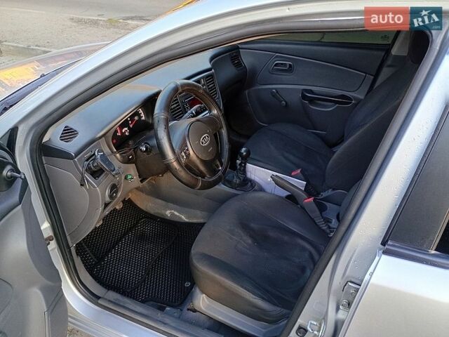 Серый Киа Рио, объемом двигателя 1.4 л и пробегом 301 тыс. км за 3700 $, фото 7 на Automoto.ua
