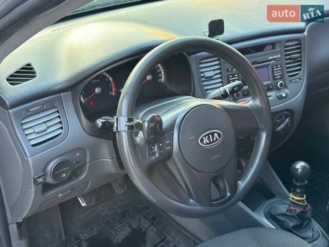 Сірий Кіа Ріо, об'ємом двигуна 1.4 л та пробігом 300 тис. км за 5500 $, фото 13 на Automoto.ua