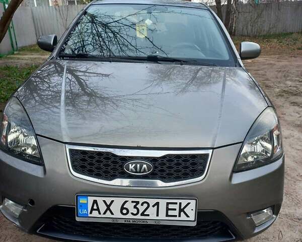 Серый Киа Рио, объемом двигателя 1.4 л и пробегом 197 тыс. км за 6300 $, фото 5 на Automoto.ua