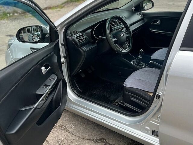 Сірий Кіа Ріо, об'ємом двигуна 1.4 л та пробігом 257 тис. км за 5600 $, фото 6 на Automoto.ua