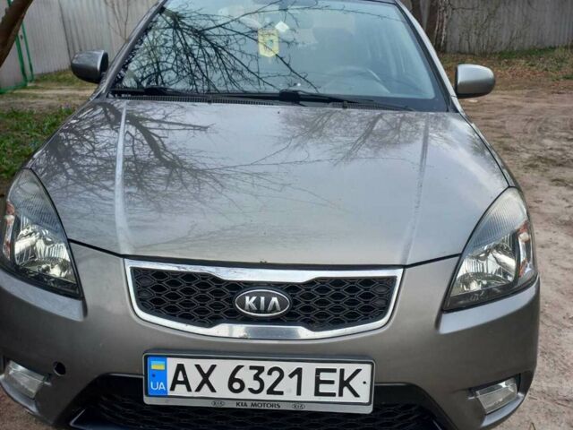 Серый Киа Рио, объемом двигателя 1.4 л и пробегом 197 тыс. км за 5700 $, фото 2 на Automoto.ua