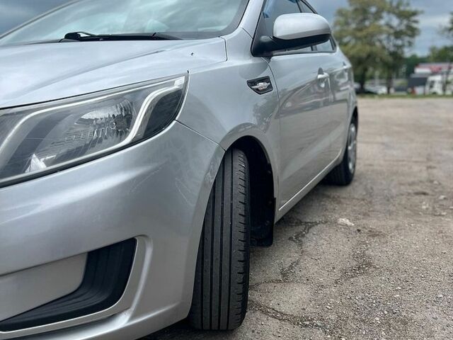Сірий Кіа Ріо, об'ємом двигуна 1.4 л та пробігом 257 тис. км за 5600 $, фото 4 на Automoto.ua