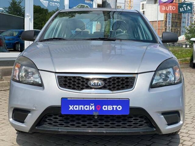 Серый Киа Рио, объемом двигателя 1.4 л и пробегом 80 тыс. км за 5000 $, фото 2 на Automoto.ua