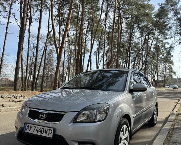 Сірий Кіа Ріо, об'ємом двигуна 1.4 л та пробігом 120 тис. км за 6300 $, фото 1 на Automoto.ua
