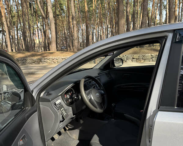 Сірий Кіа Ріо, об'ємом двигуна 1.4 л та пробігом 120 тис. км за 6300 $, фото 17 на Automoto.ua