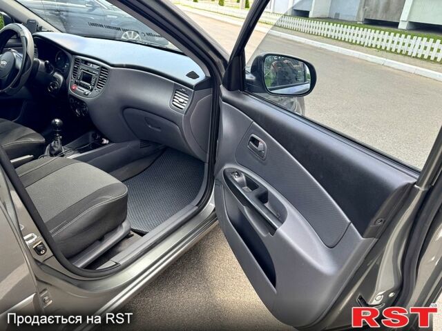 Серый Киа Рио, объемом двигателя 1.4 л и пробегом 170 тыс. км за 4999 $, фото 7 на Automoto.ua